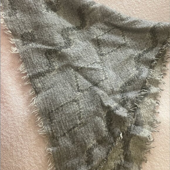 ARITZIA Wilfred Diamond Mosaic Triangle Scarf - Picture 2 of 6